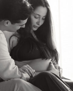 Pregnant woman seated maternity session, Super 8 babymoon photography Banyan Tree Mayakoba